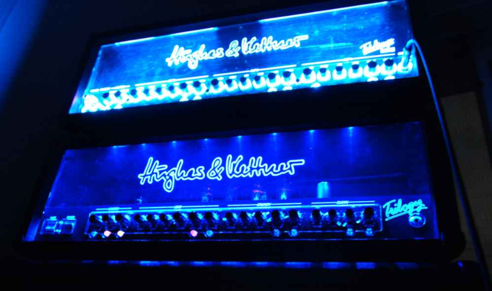 Hughes & Kettner TriAmp MK2 ライト編: 人気ドイツのヘッドギターアンプ ハイゲインアンプHUGHES&KETTNER  (H&K ヒュースアンドケトナー ) / TRIAMP MKII（トライアンプマークツー）についてのレビューから激安・格安情報まで  マーシャル、ディーゼル、メサブギーと肩を 